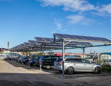 Parcheggio con copertura a pannelli fotovoltaici